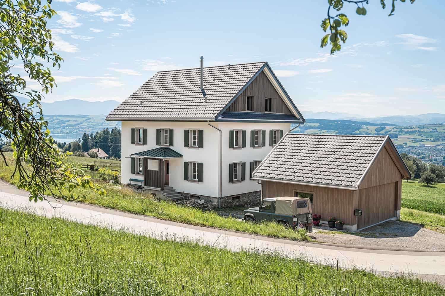 Ein stilvoll saniertes Gebäude der Dubach Holzbau AG.