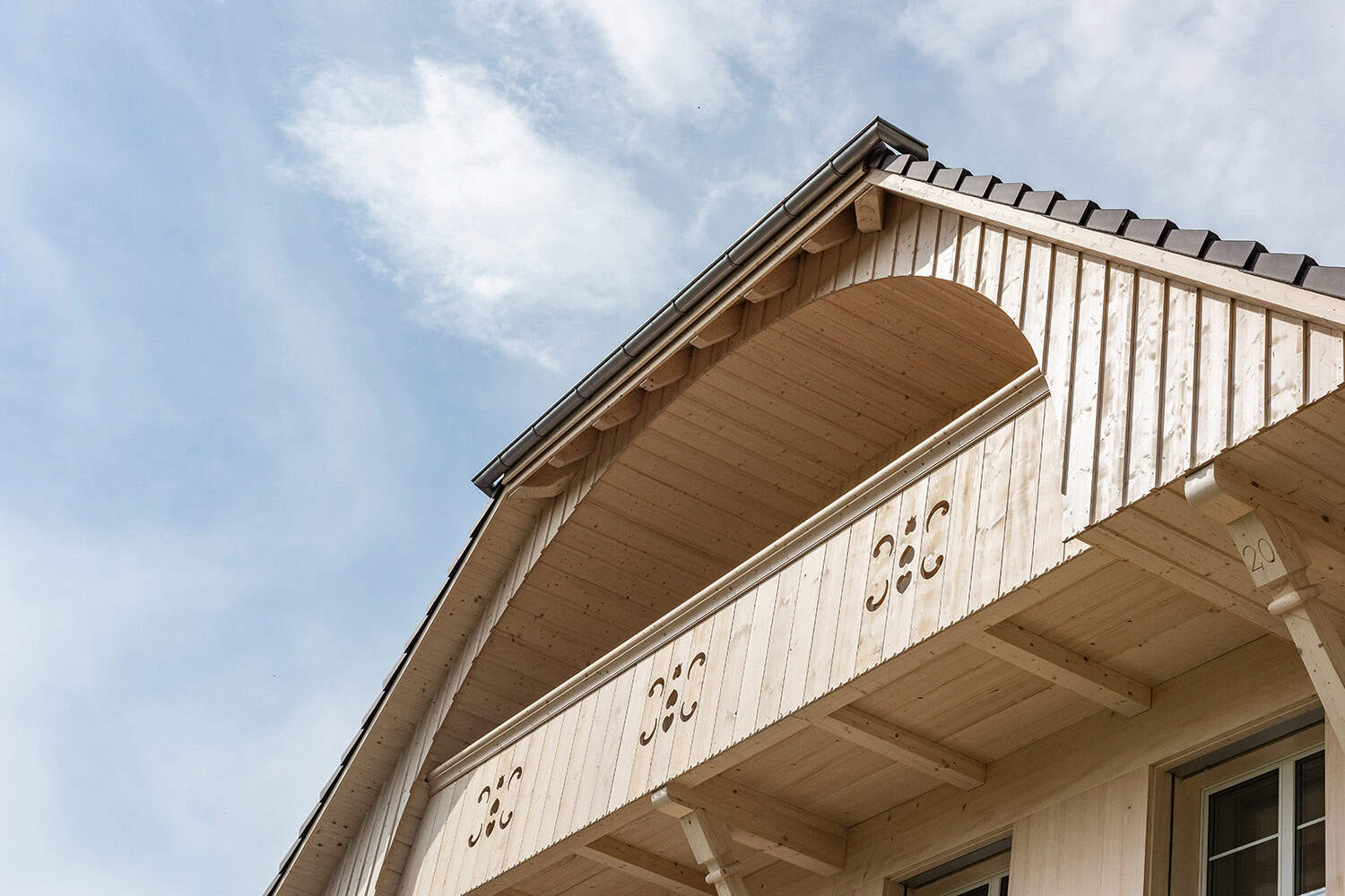 Dach eines Holzhauses aus 100 % Schweizer Holz