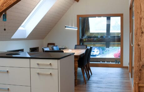 Umbau Wohnhaus durch Dubach Holzbau, Blick von Küche in Esszimmer
